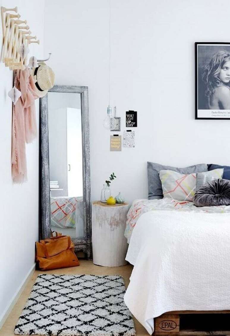26. Decora&ccedil;&atilde;o simples com espelho no quarto &ndash; Foto: Ideias Decor