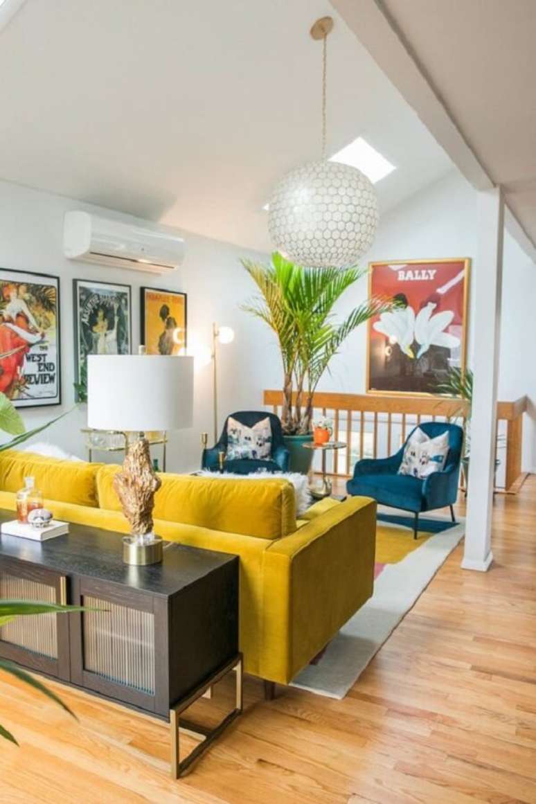 65. Sala decorada com cores que combinam com amarelo para poltrona e quadros – Foto Jessica Brigham