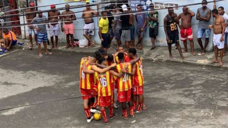 Jogadores do Brongo City se re&uacute;nem antes do jogo para prele&ccedil;&atilde;o.
