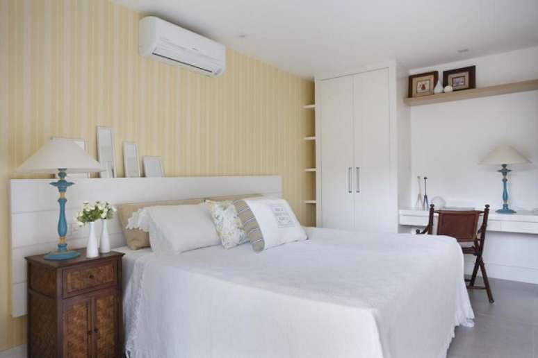 53. Quarto com cores que combinam com amarelo no papel de parede – Foto RBP Arquitetura e Interiores