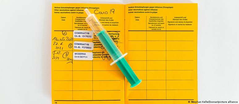 Certificado de vacina&ccedil;&atilde;o alem&atilde;o com registros de doses aplicadas contra a covid-19