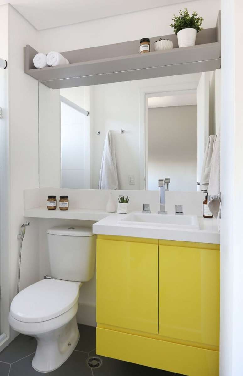 13. Banheiro decorado com cores que combinam com amarelo – Foto Degrade Decoracores