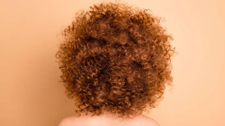 Os reflexos acobreados seguem bombando na temporada outono-inverno