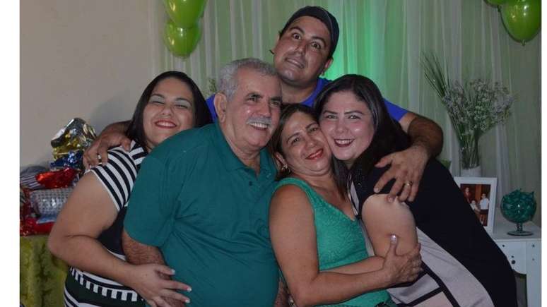 A Coda Keli com os irm&atilde;os e os pais surdos na festa de bodas de esmeralda dos pais