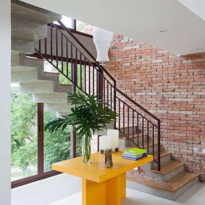 43. Escadas para casa com aparador amarelo – Foto Saspadini e Schiavini