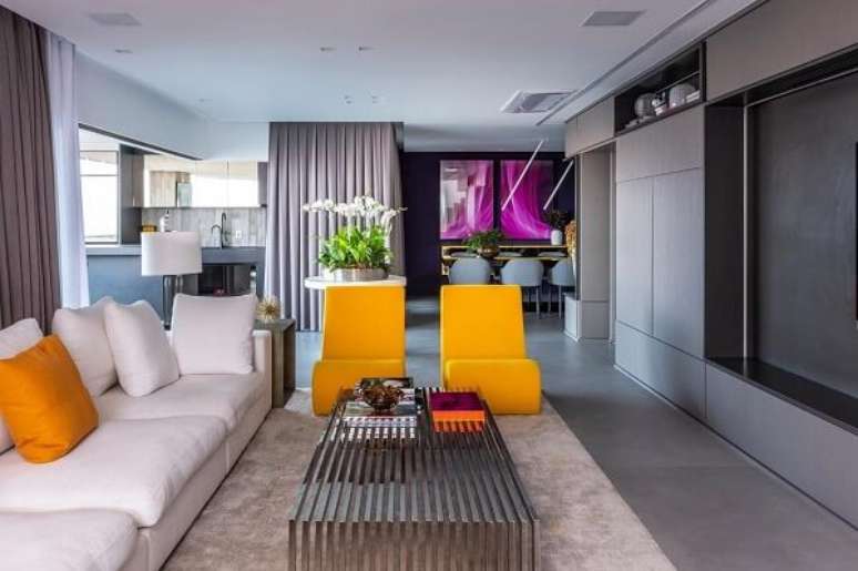 25. Cores que combinam com amarelo para poltrona e almofadas – Foto Mauricio Karam Arquitetura