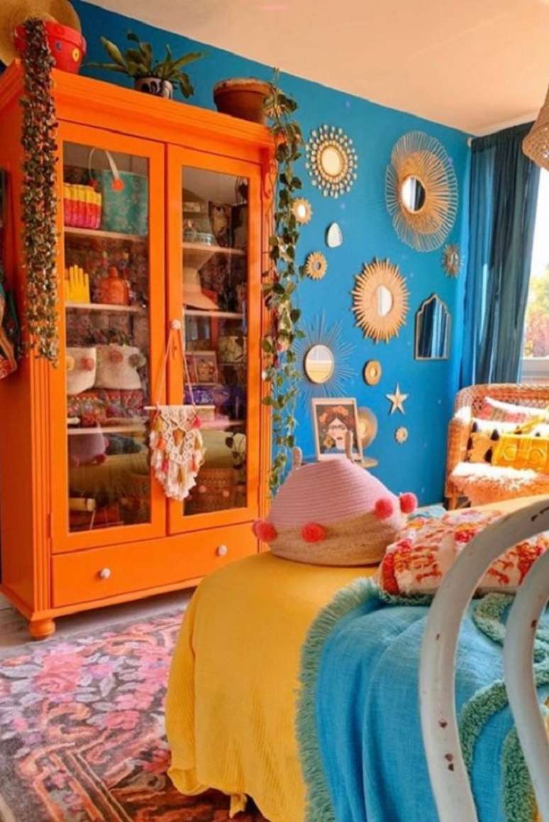 52. Quarto colorido com cores que combinam com amarelo – Foto Peachy Parrot