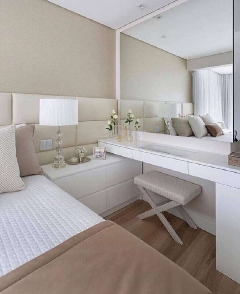 55. Parede de espelho no quarto branco e bege planejado &ndash; Foto: Home Fashion Trend