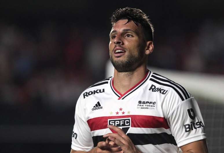 Calleri deu tapa no celular de jovem da base do Palmeiras (Foto: Rubens Chiri/saopaulofc.net)