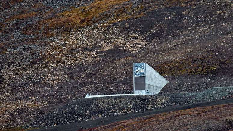 Esta &eacute; a entrada do 'cofre do fim do mundo', o Banco Mundial de Sementes em Svalbard, na Noruega
