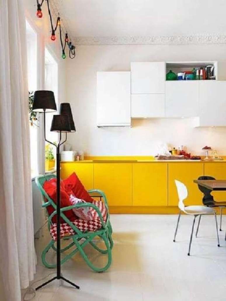 44. Escolha cores que combinam com amarelo para decorar sua cozinha alegre – Foto Lepsie By Vanie