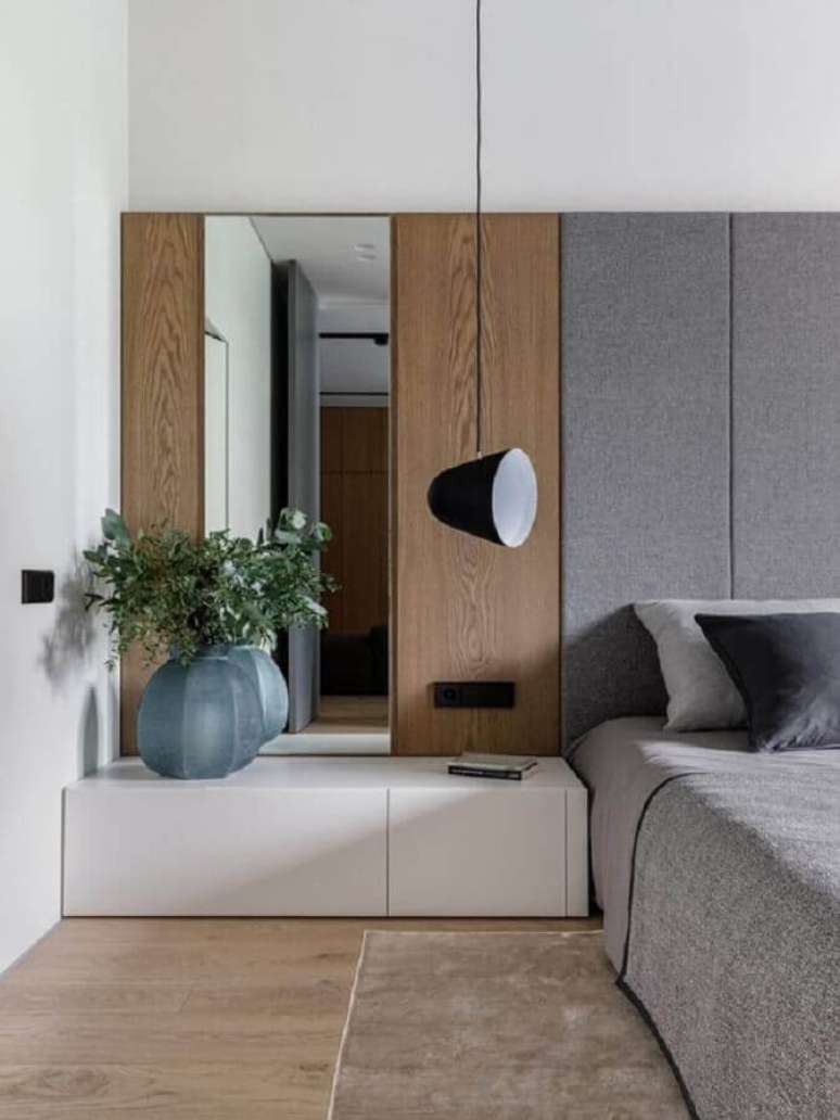 23. Decora&ccedil;&atilde;o moderna com espelho no quarto de casal planejado &ndash; Foto: est living