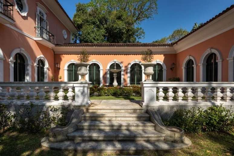 6. Casa de campo com janela colonial de ferro. Fonte: Casa Cor RJ 2021