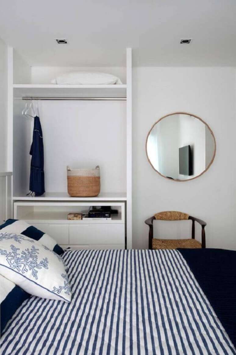 10. Decora&ccedil;&atilde;o clean com espelho no quarto branco e azul &ndash; Foto: Casa de Valentina