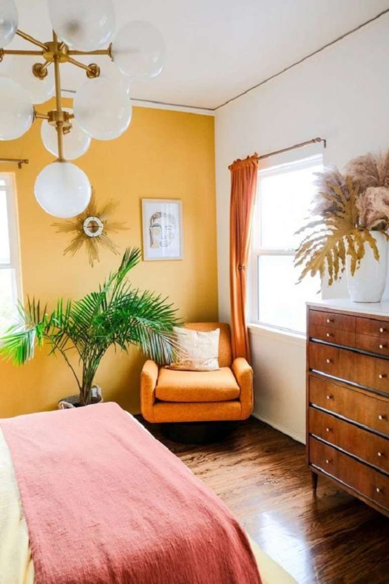 51. Quarto amarelo com manta rosa – Foto Estilo Proprio by sir