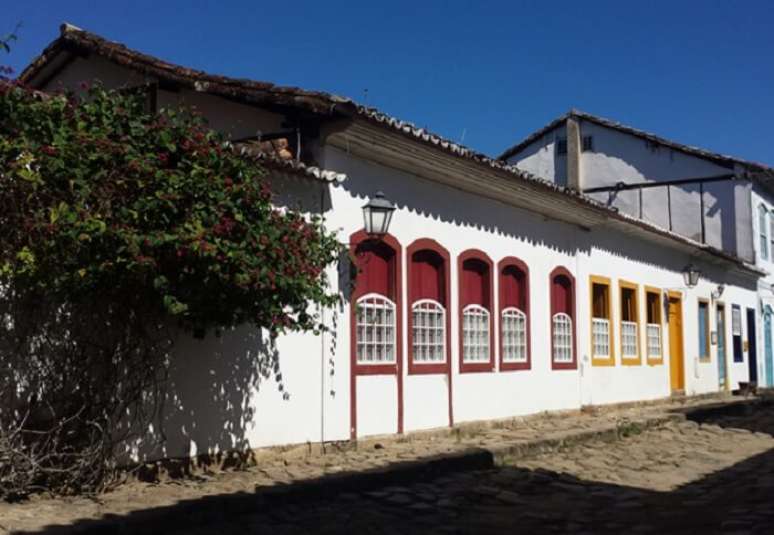21. Cidades hist&oacute;ricas como Paraty contam com diversas casas com janela estilo colonial. Fonte: Decorei