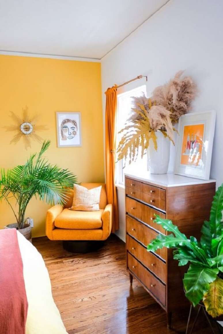 10. Cores que combinam com amarelo e madeira – Foto Casa Vogue