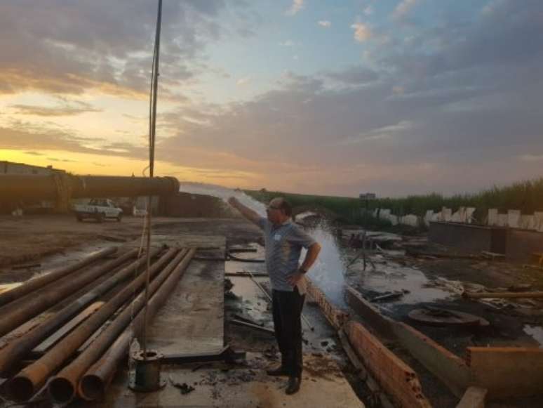 T&eacute;cnico examina &aacute;gua retirada do aqu&iacute;fero Guarani em Ol&iacute;mpia (SP)