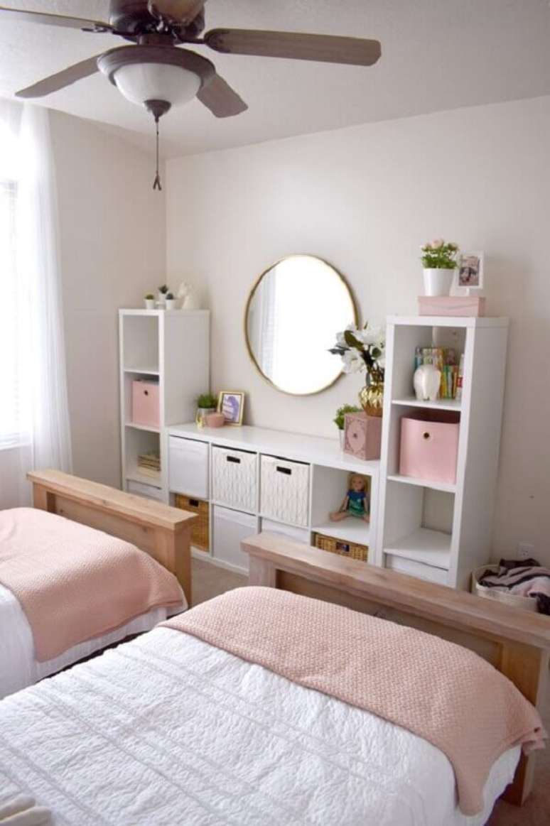 45. Espelho no quarto decorado com duas camas &ndash; Foto: Project Nursery