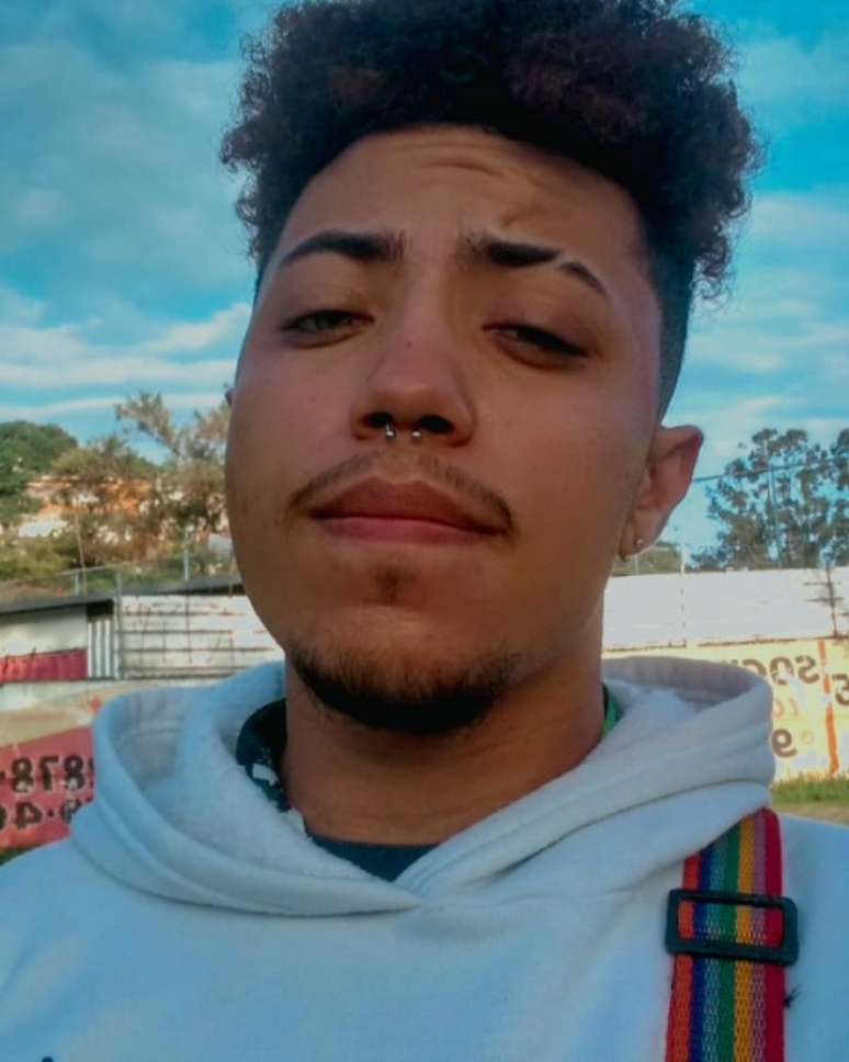 Páris Antônio Estevan enfrenta dificuldade para conseguir retificar seu cadastro em agências bancárias