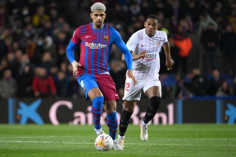 Zagueiro uruguaio deve renovar com o Barça (LLUIS GENI/AFP)