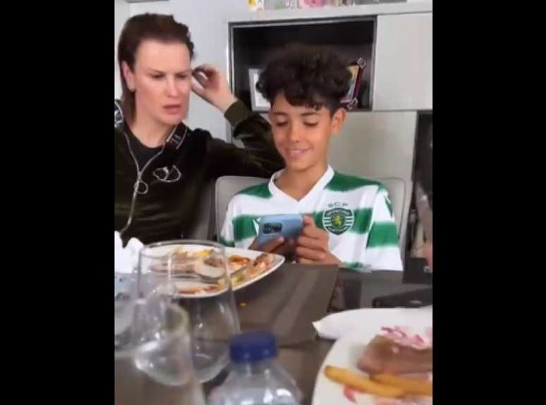 Cristiano Ronaldo Junior mostrou vídeos do 'Luva de Pedreiro' para família (Reprodução)