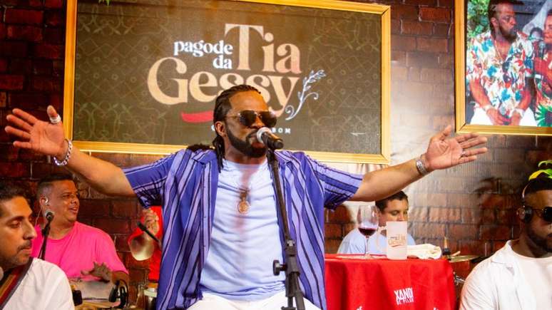 Xande de Pilares canta no pagode da Tia Gessy