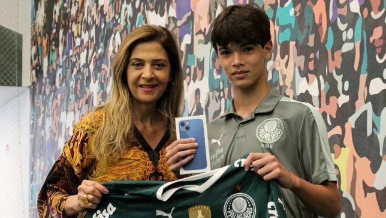 Felipe Goto ganhou celular novo de Leila Pereira após ter aparelho quebrado por Calleri