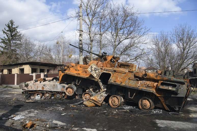 Tanque de guerra é visto destruído em rua de Bucha