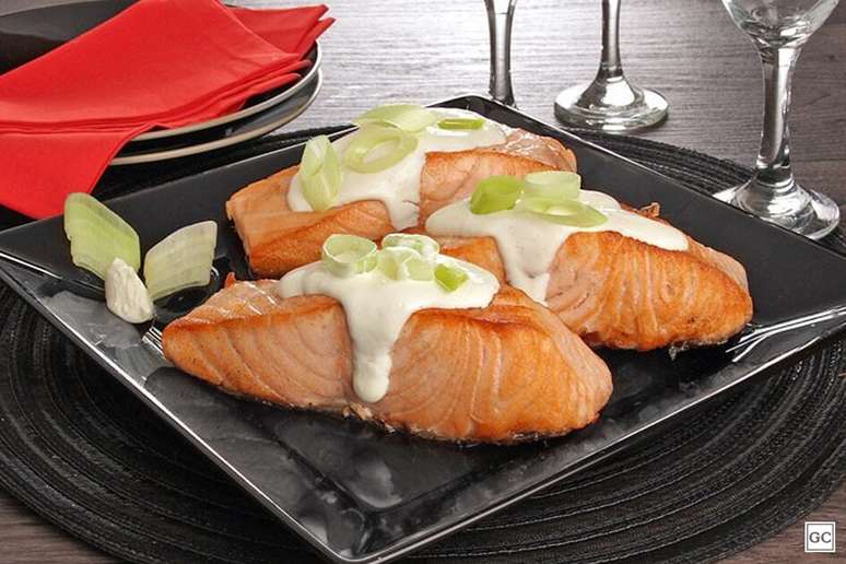 Salm&atilde;o com alho-por&oacute; e cream cheese &ndash; Foto: Guia da Cozinha