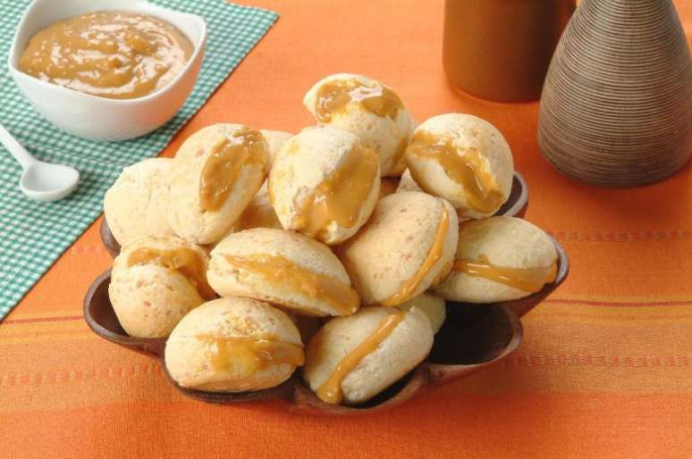 Guia da Cozinha - Pão de queijo com doce de leite: uma receita com polvilho doce incrível!