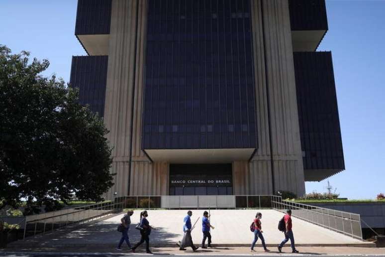 Pessoas passam em frente à sede do Banco Central em Brasília
25/08/2021
REUTERS/Amanda Perobelli