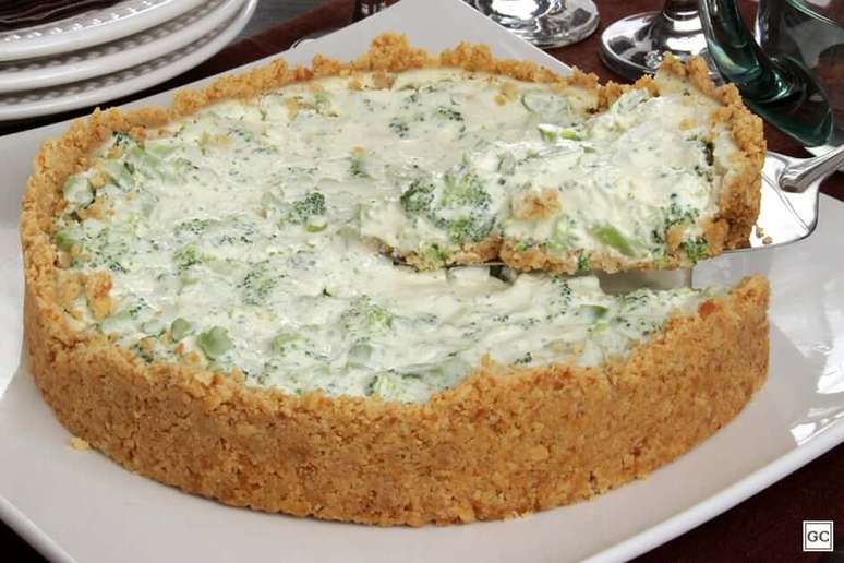 Torta de br&oacute;colis e cream cheese &ndash; Foto: Guia da Cozinha