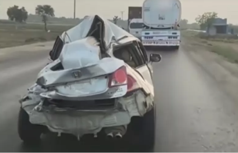 Carro é flagrado rodando completamente destruído