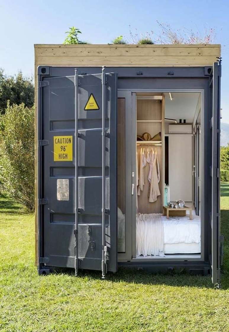 48. Ideias para casas de container por dentro: m&oacute;veis planejados otimizam o espa&ccedil;o. Fonte: Ideias Decor