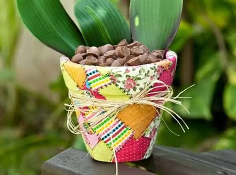 21. Ideias para o dia das m&atilde;es: vasos decorados com decoupage. Fonte: Riscos e Desenhos