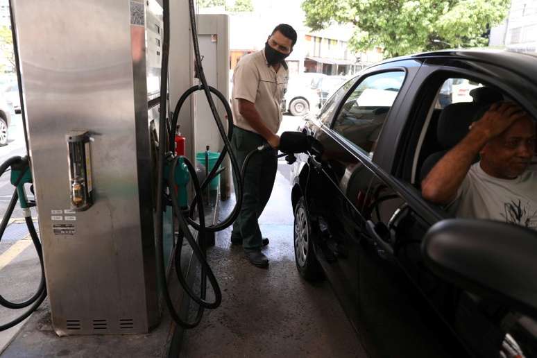 Frentista abastece carro em posto de gasolina do Rio de Janeiro
17/03/2021
REUTERS/Pilar Olivares