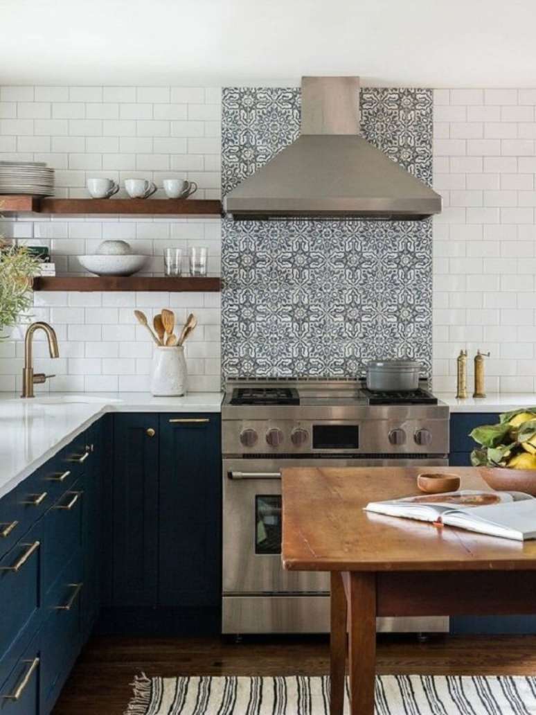 13. Adesivo para cozinha azul e branco &ndash; Foto BackSplash