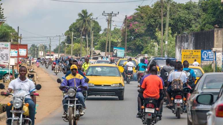 Mototáxis são uma maneira popular de jovens ganharem dinheiro na Libéria