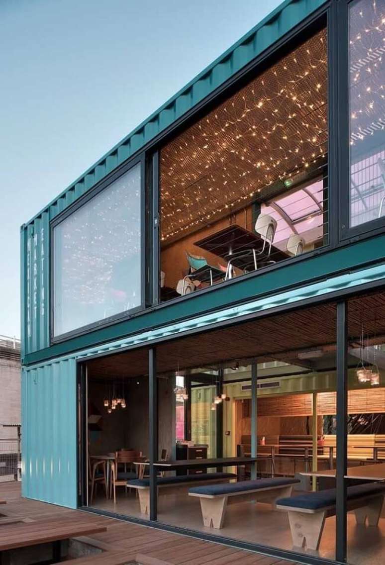 24. Casas de container por dentro: invista em janelas e portas extensas que permitem a entrada de luz natural e ventila&ccedil;&atilde;o. Fonte: Decor F&aacute;cil