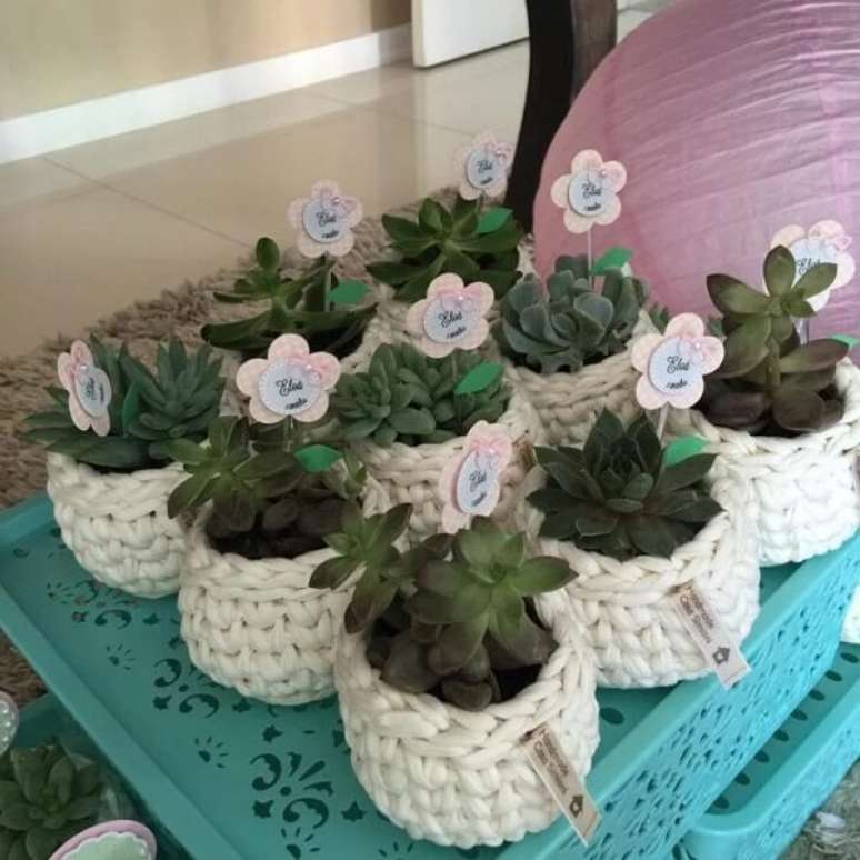 47. Ideias de presentes para o dia das m&atilde;es: aposte nos vasinhos de tric&ocirc;. Fonte: SIM&acute;S