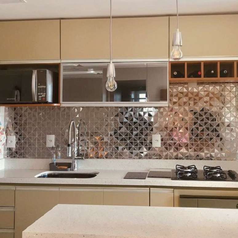 8. Pastilha adesiva para cozinha moderna em tons de dourado – Foto Lunas House
