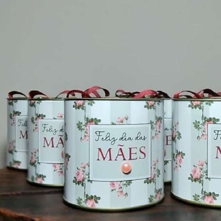 27. Ideias para o dia das m&atilde;es: latas decoradas com doces. Fonte: Reciclar e Decorar