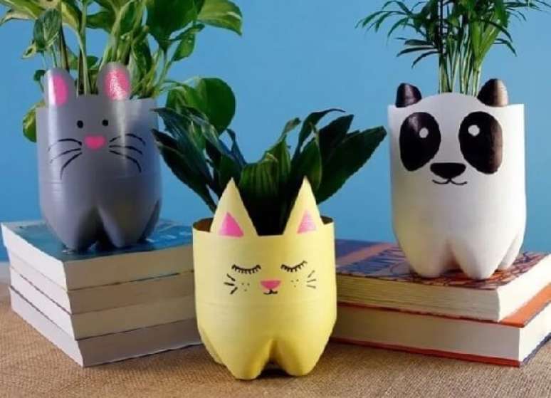 22. Ideias para o dia das m&atilde;es: vasinhos feitos de garrafa pet. Fonte: Vem Aprender Fazer