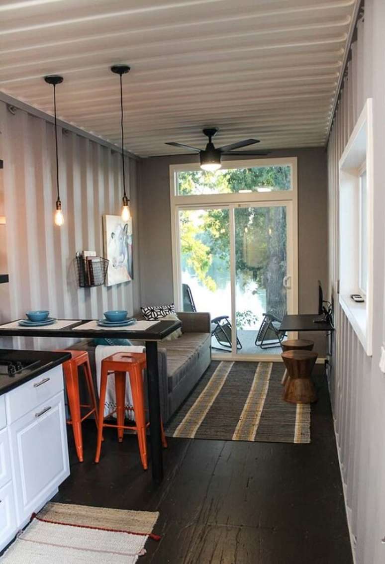 18. Casas de container por dentro: bancadas sob medida e mesa de parede otimizam o espa&ccedil;o. Fonte: Ideias Decor