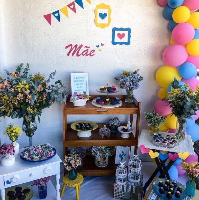75. Decora&ccedil;&atilde;o colorida para o dia das m&atilde;es. Fonte: Tat&aacute; Oliveira