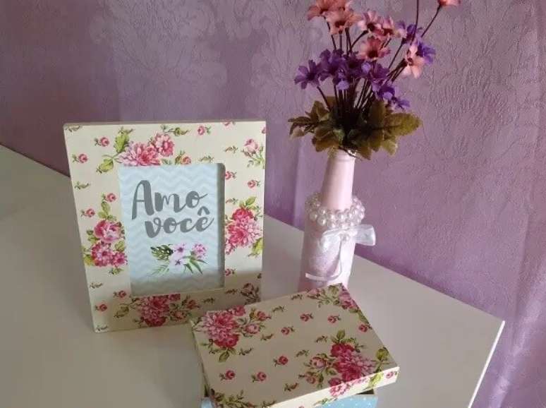 41. Ideias para o dia das m&atilde;es: aplica&ccedil;&atilde;o de decoupage em porta retrato e caixinha. Fonte: Elo 7