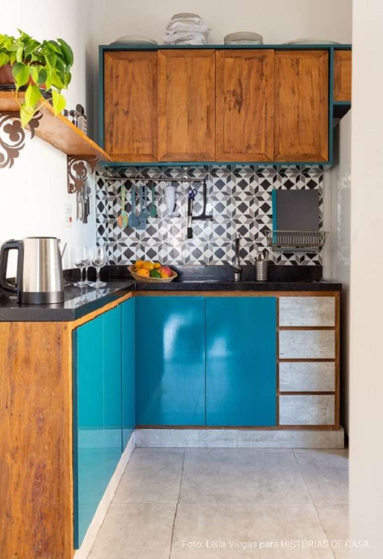 59. Decoração com adesivo para cozinha azul e móveis geométricos – Foto Historias de CAsa