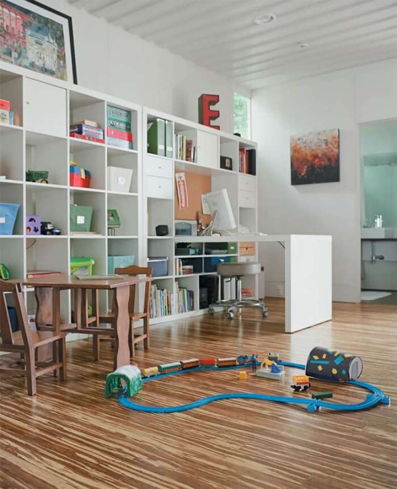 22. Casas de container por dentro: home office com escrivaninha e estante. Fonte: Limaonagua