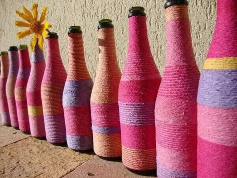 66. Ideias para o dia das m&atilde;es: garrafa de vidro e barbante colorido. Fonte: Recicla Design